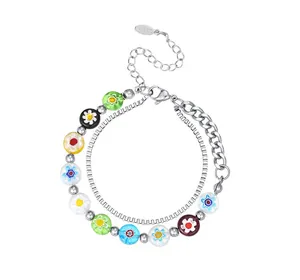 Detailansicht eines farbenfrohen zweilagigen Glasperlenarmbands mit Edelstahlkette
