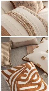Détail d'une housse de coussin tissée Maillard avec texture tressée et motifs variés