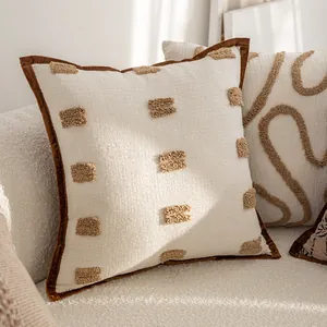 Housse de coussin texturée style Maillard avec accents marrons et passepoil velours