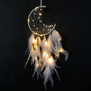 Prachtige handgemaakte witte maan dromenvanger met warme LED-lichtjes en zachte veren