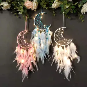 Maanvormige dromenvangers met veren en LED-lampjes voor gezellige muurdecoratie in drie kleuren.