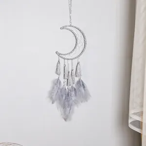 Elegante acchiappasogni a forma di luna crescente argento con piume e nappe grigie