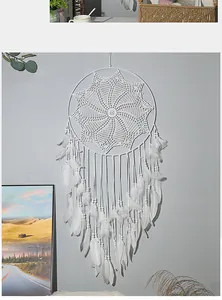 Vista detallada de un gran atrapasueños blanco de encaje con plumas para decoración de pared