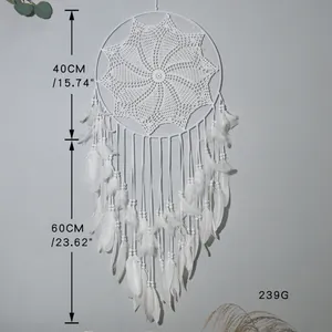 Atrapasueños grande blanco con encaje de ganchillo, plumas y dimensiones de pared