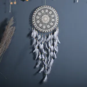 Handgefertigter 40 cm Boho-Traumfänger mit weißer Spitze und Federn für Wanddeko.