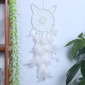 Handgemaakte witte dromenvanger in katvorm met veren voor wanddecoratie in kinderkamer