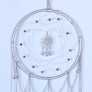 Acchiappasogni grigio minimalista da appendere con catene in metallo argento e campanelli
