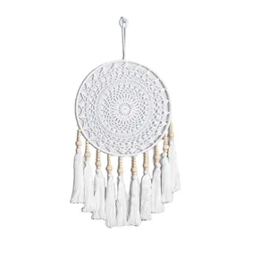 Acchiappasogni boho fatto a mano all'uncinetto con nappe bianche e perline in legno