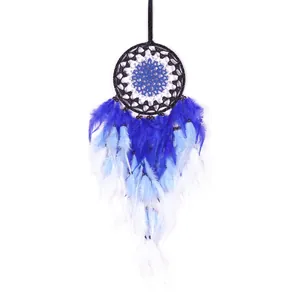 Attrape-rêves bleu et blanc fait main avec plumes dégradées pour décoration
