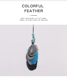 Detalle de colgante de pluma bohemia con cuentas turquesas para coche o hogar