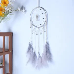 Acchiappasogni grigio minimalista con piume morbide per la decorazione murale della stanza