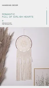 Handgemaakte macramé dromenvanger wandkleed met witte veren voor een sfeervol interieur