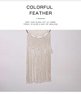 Handgemaakt macramé dromenvanger detail met witte veren en boho wanddecoratie voor huis