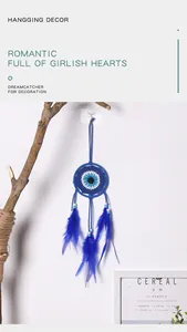 Attrape-rêves fait main Mauvais Œil avec des plumes bleu vif vue détaillée décor