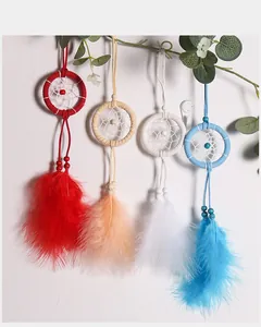 Atrapasueños de estilo nórdico con plumas de colores para colgar en el coche o habitación