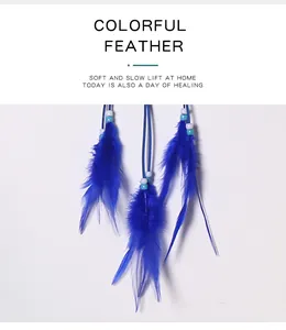 Gros plan de plumes bleu vif et de perles sur un détail de capteur de rêves de style forêt