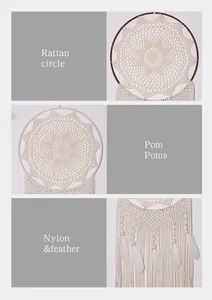 Detailweergaven van de gehaakte dromenvanger met rotan cirkel, pompons en veren.