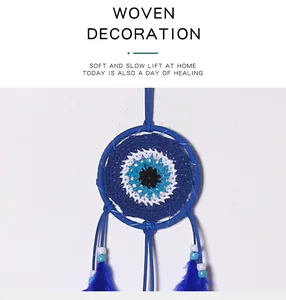 Vue détaillée d'un attrape-rêves bleu Evil Eye avec motifs tissés et plumes délicates