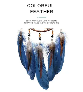 Vista detallada de plumas de atrapasueños azules con cuentas y texto inglés curativo
