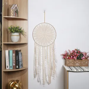 Handgemaakte witte gehaakte dromenvanger met veren voor Scandinavische wanddecoratie