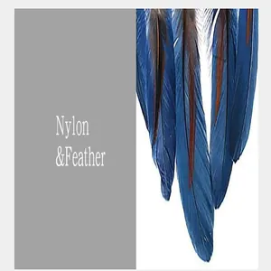 Primer plano de plumas azules vibrantes para atrapasueños de estilo nórdico