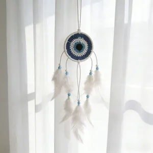 Attrape-rêves œil maléfique fait main avec plumes blanches et perles bleues décoratives