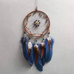 Atrapasueños artesanal de estilo nórdico con plumas azules y decorado con cuentas
