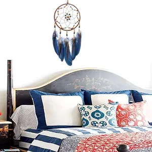 Hermoso atrapasueños azul hecho a mano con plumas para decoración de pared de dormitorio