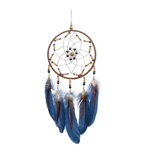 Atrapasueños hecho a mano de estilo nórdico con plumas azules vibrantes y cuentas