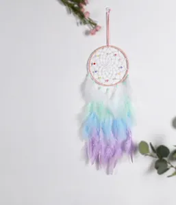 Detalle de un atrapasueños tejido a mano con plumas en degradado de colores