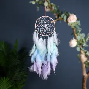 Atrapasueños hecho a mano estilo Mori con cuentas de colores y plumas degradadas