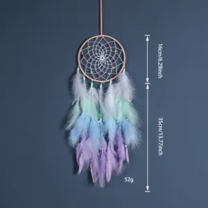 Atrapasueños artesanal con plumas degradadas y dimensiones claras para el hogar
