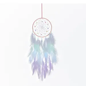 Atrapasueños artesanal con plumas en tonos pastel para decoración de pared estética de cuarto
