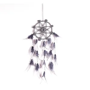 Elegante atrapasueños tejido a mano gris decoración de pared con plumas suaves