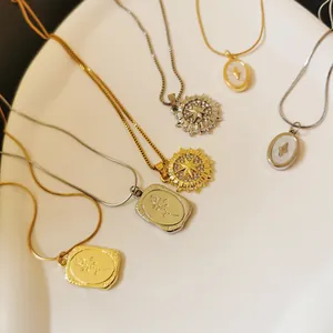 Vintage Gold- und Silberhalsketten mit Rosen- und Sternanhängern auf weißem Teller