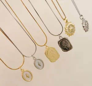 Detaillierte Darstellung von Vintage Gold- und Silberketten mit Rosen- und Sternanhängern.