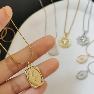 Detaillierte Nahaufnahme einer eleganten goldenen Halskette mit Rosenprägung und Kette.