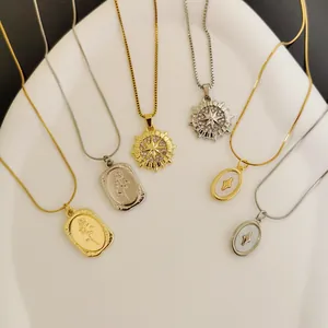 Auswahl an Vintage-Gold- und Silberhalsketten mit Rosen- und Sternanhängern auf weißem Tablett.