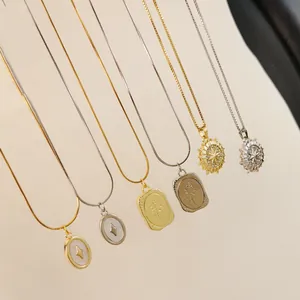 Erlesene Halsketten in Gold und Silber mit Anhängern in Rosen-, Stern- und Sonnenform.