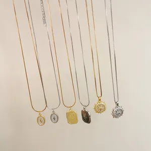 Detailansicht von gold- und silberfarbenen Halsketten mit Stern- und Rosenanhängern.
