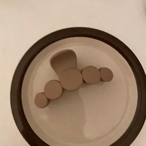 Primo piano di una molletta geometrica opaca color tè al latte su un piatto