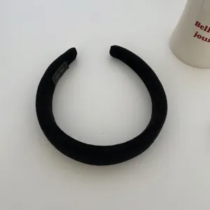 Eleganter schwarzer gepolsterter Haarreif mit Twill-Textur für das Haarstyling