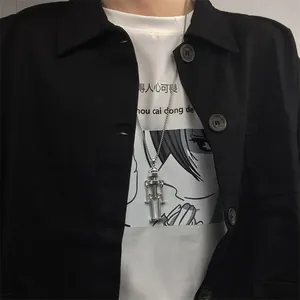 Détail d'un collier avec pendentif robot mécanique argenté au design de boulons et écrous