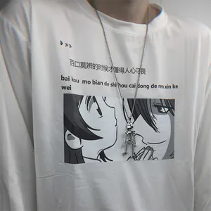 Gros plan d'un collier pendentif robot punk industriel en boulons et écrous argent