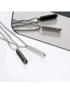 Gros plan montrant la texture très détaillée des colliers à vis en argent et noirs