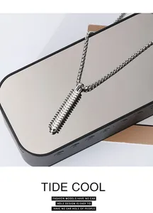 Vue détaillée d'un collier punk en acier titane avec pendentif en forme de vis.