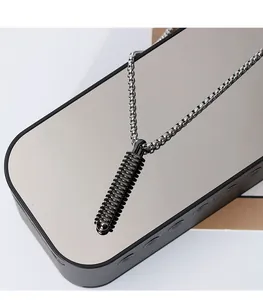 Vue rapprochée détaillée d'un collier punk hip-hop avec un pendentif en forme de vis