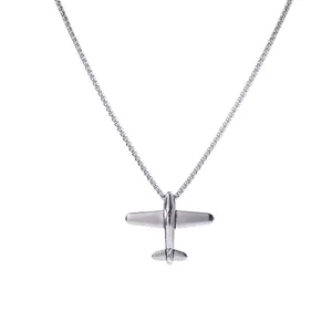 Collar con colgante de avión en acero de titanio plateado con cadena de caja en fondo blanco