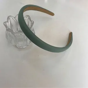 Primer plano detallado de una diadema acolchada de esponja verde de 2 cm de ancho
