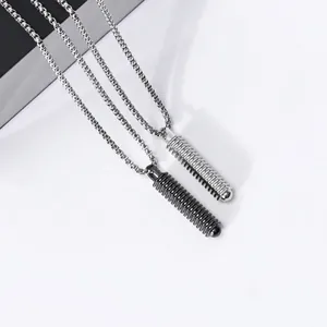 Collier punk en acier titane avec pendentif vis pour hommes et femmes en argent et noir.